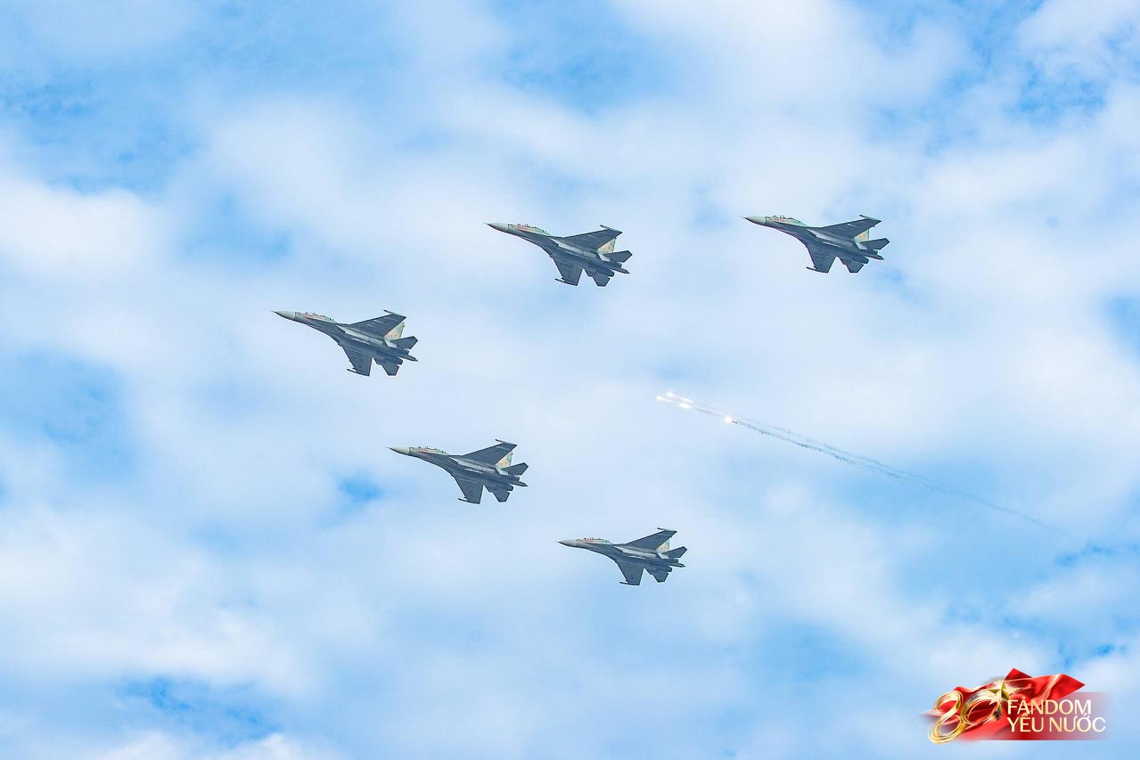 Clip mãn nhãn: Tiêm kích SU-30MK2 lần đầu thả bẫy nhiệt trên bầu trời Quảng trường Ba Đình, người dân nín thở dõi theo- Ảnh 14.