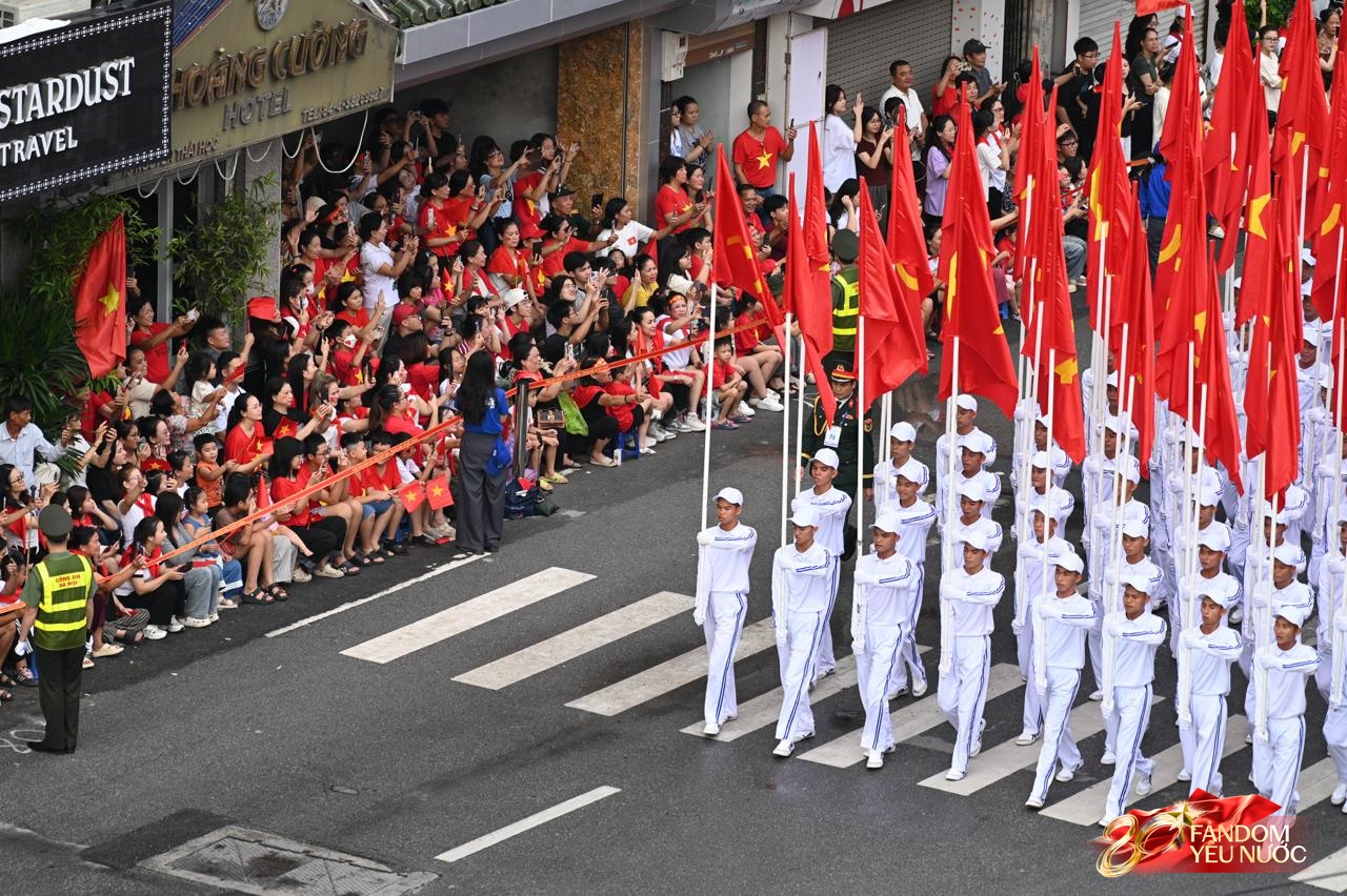 Hà Nội sau đêm "thức trắng": Nơi đâu cũng là sắc đỏ tự hào, toạ độ nào cũng mang dáng vẻ hoà bình, độc lập- Ảnh 1.