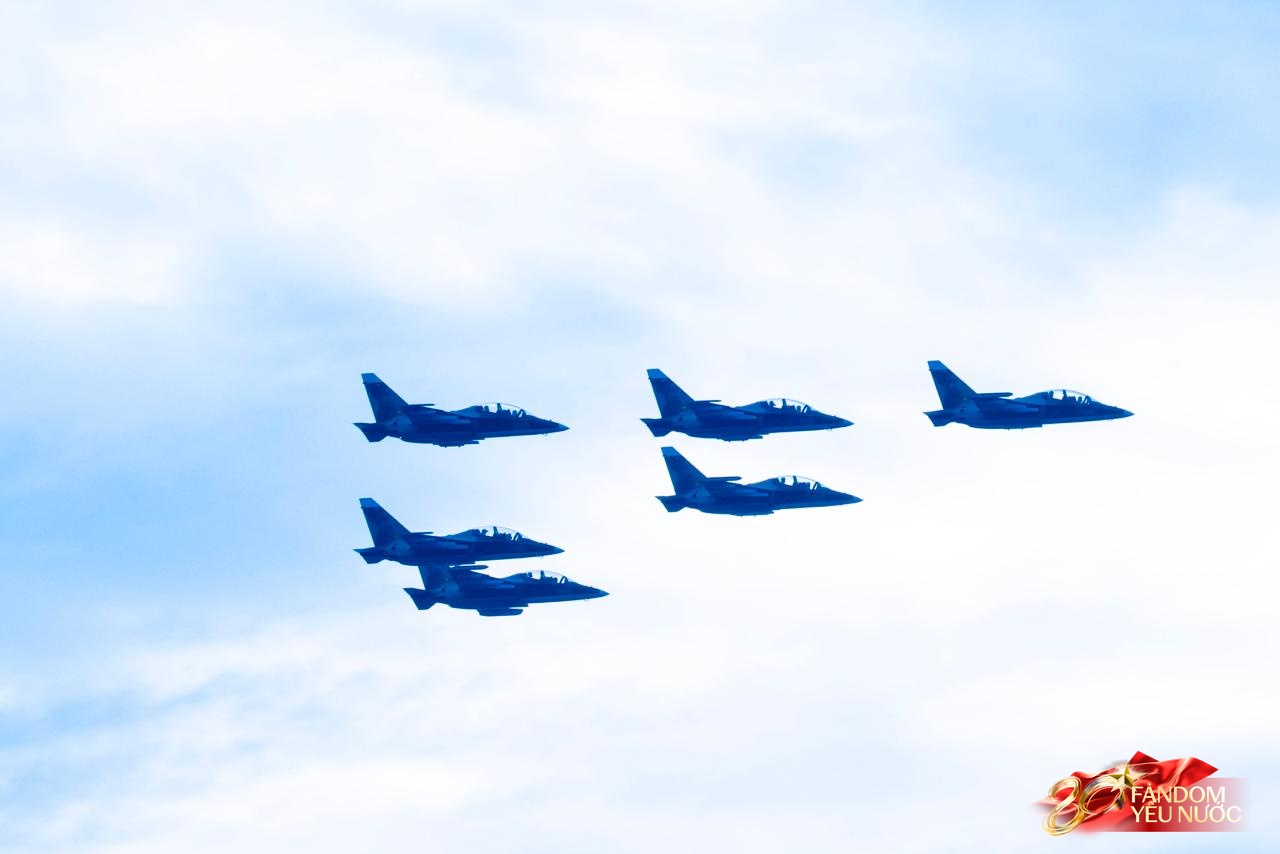 Clip mãn nhãn: Tiêm kích SU-30MK2 lần đầu thả bẫy nhiệt trên bầu trời Quảng trường Ba Đình, người dân nín thở dõi theo- Ảnh 7.