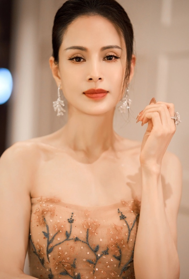 Cuộc sống độc thân quyến rũ ở tuổi U60 của Tiểu Long Nữ đẹp nhất màn ảnh- Ảnh 3.