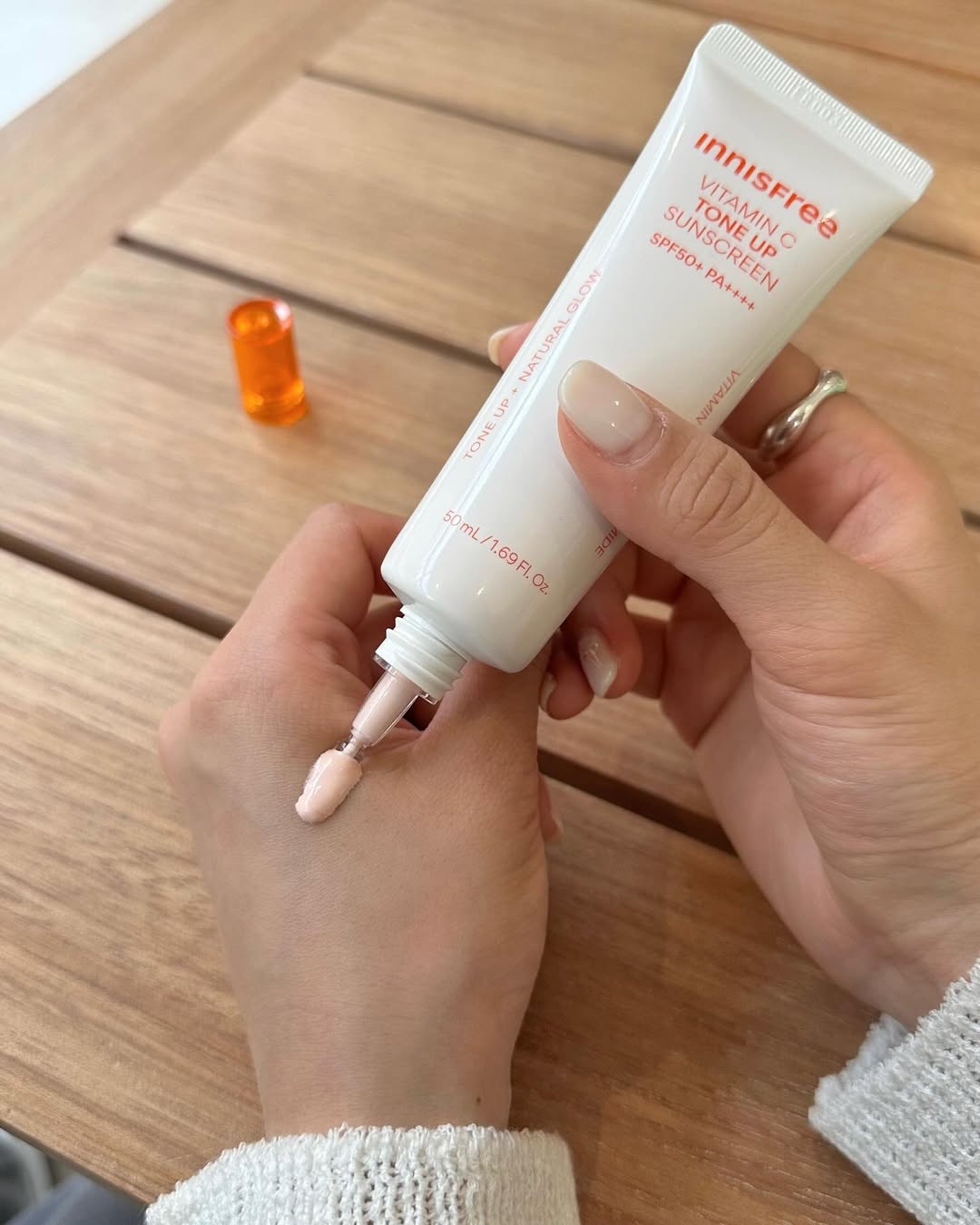 5 kem chống nắng nâng tông tự nhiên, tiện dùng trong dịp nghỉ lễ mà không cần makeup nhiều- Ảnh 2.