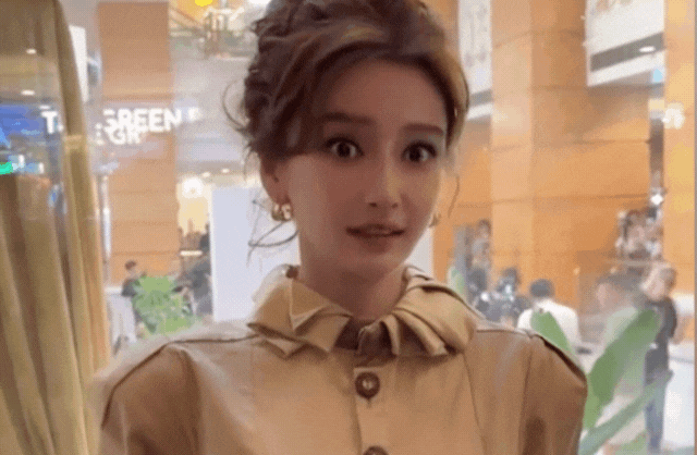 Angelababy ê chề: Mặc lại váy cũ từ 3 năm trước đi sự kiện, cố nén nước mắt nhưng bị mỉa mai quá giả tạo- Ảnh 6. Angelababy ê chề: Mặc lại váy cũ từ 3 năm trước đi sự kiện, cố nén nước mắt nhưng bị mỉa mai quá giả tạo- Ảnh 6.