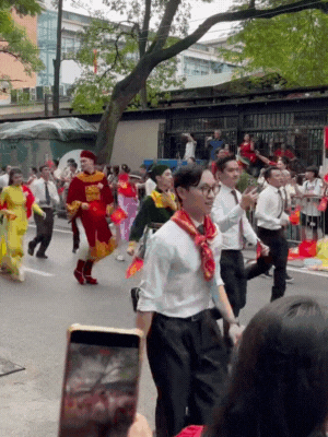 Khối nghệ sĩ thi nhau 