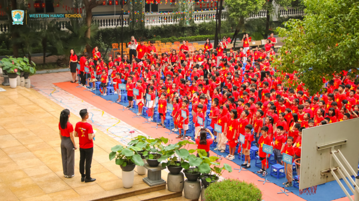 Sắc cờ hoa rực rỡ khắp sân trường, lớp học mừng đại lễ Quốc khánh 2/9- Ảnh 9.