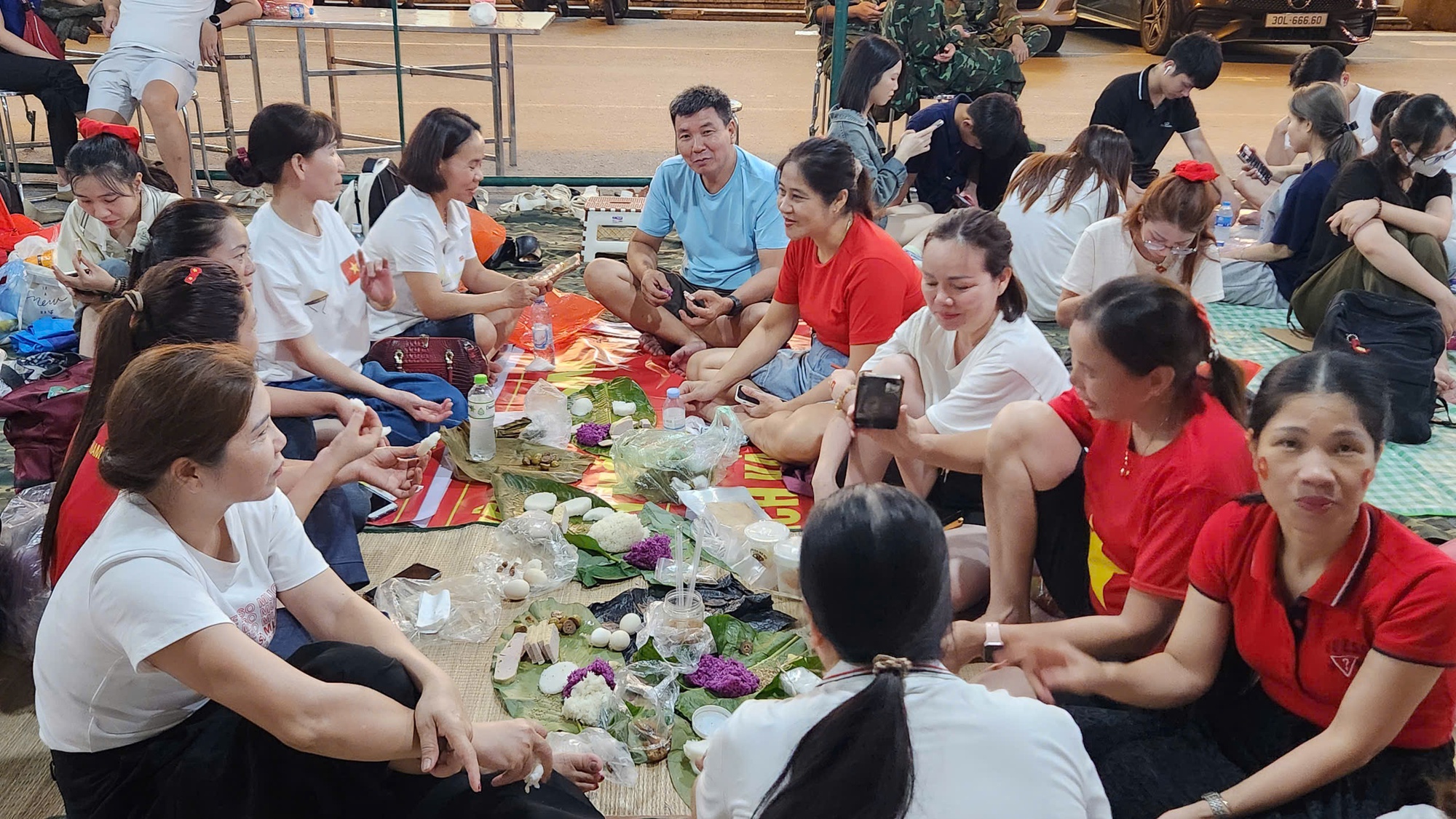 VIDEO: Thuê khách sạn VIP nhưng trải nilon ngủ vỉa hè chờ tổng duyệt diễu binh- Ảnh 3.