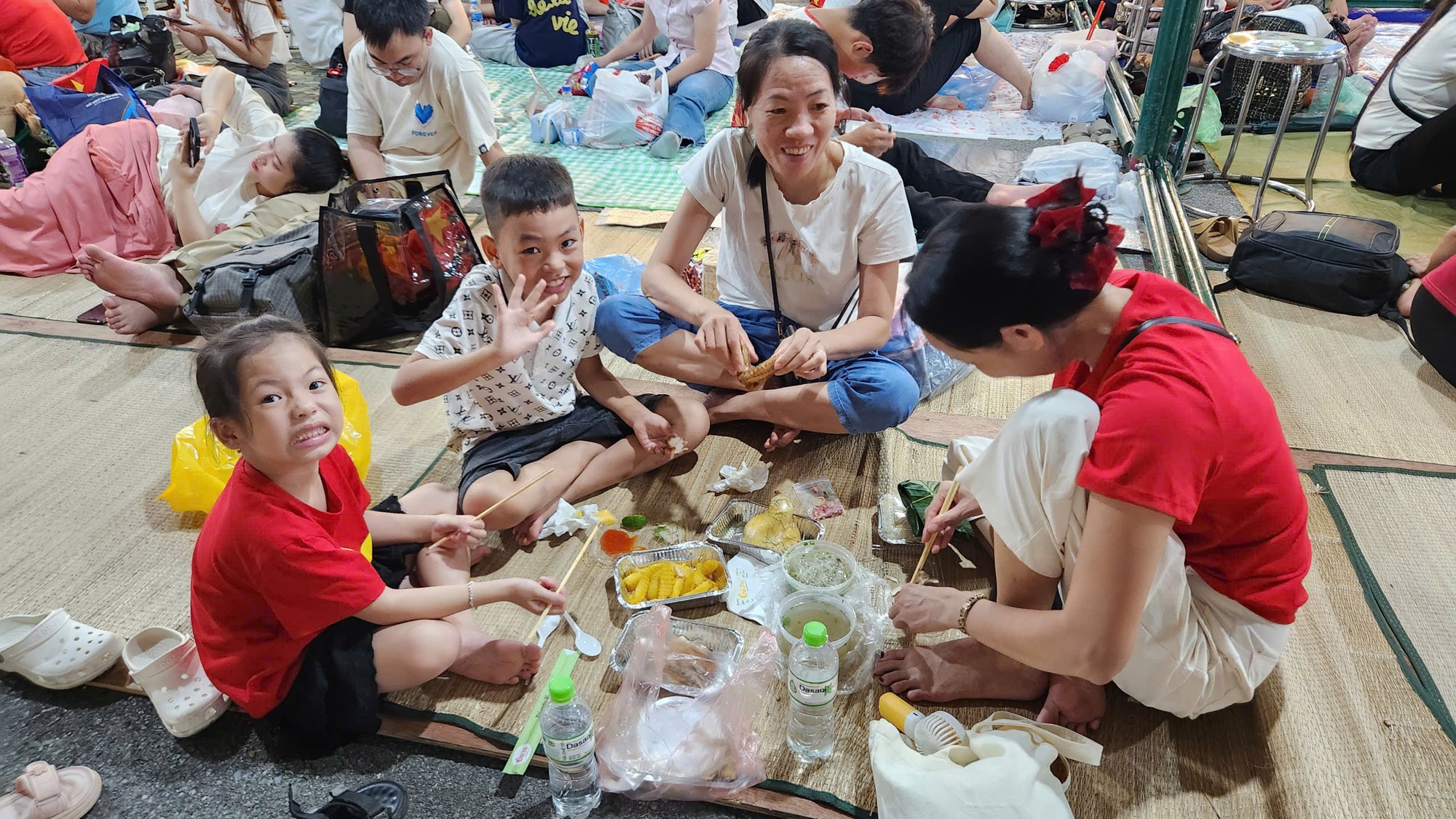 VIDEO: Thuê khách sạn VIP nhưng trải nilon ngủ vỉa hè chờ tổng duyệt diễu binh- Ảnh 4.