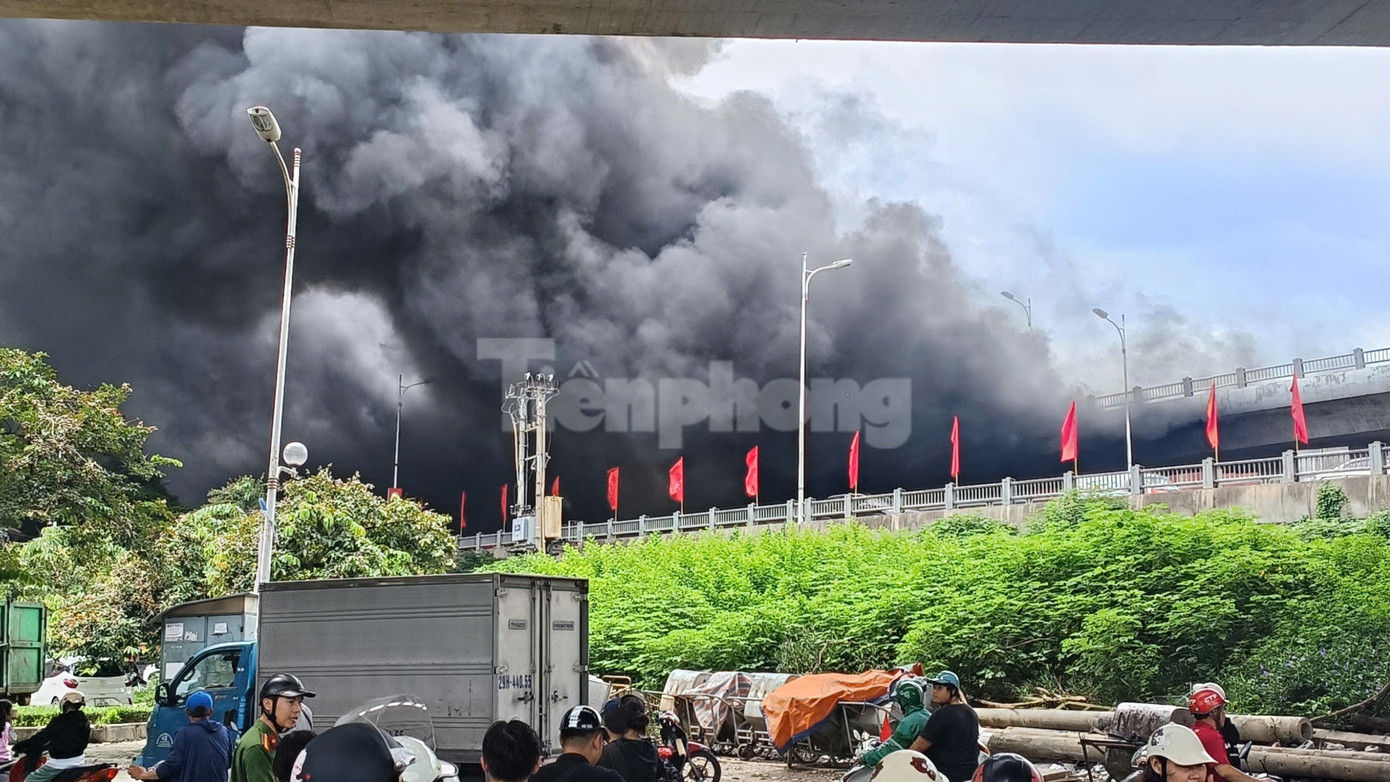 Cháy ngùn ngụt, khói cuồn cuộn bốc cao dưới gầm cầu Vĩnh Tuy sau tiến nổ lớn- Ảnh 3.