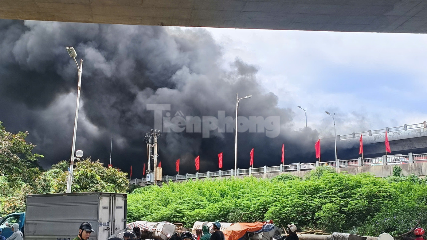 Cháy ngùn ngụt, khói cuồn cuộn bốc cao dưới gầm cầu Vĩnh Tuy sau tiến nổ lớn- Ảnh 2.