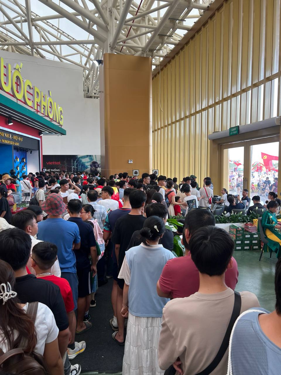 Cảnh tượng mới nhất tại Trung tâm triển lãm quốc gia: Người đông kín lối, xếp hàng dài chờ thử các trải nghiệm- Ảnh 10.