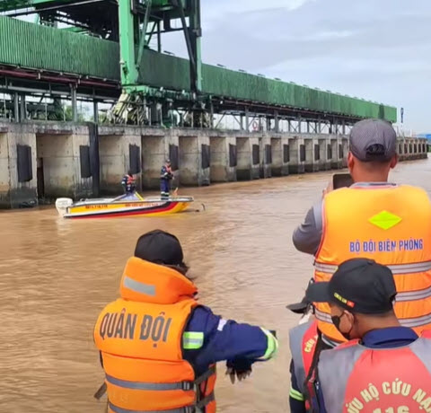 40 tiếng đồng hồ thả lưỡi câu tìm thấy nam thanh niên trượt chân xuống cảng cửa biển ở Hưng Yên- Ảnh 1.