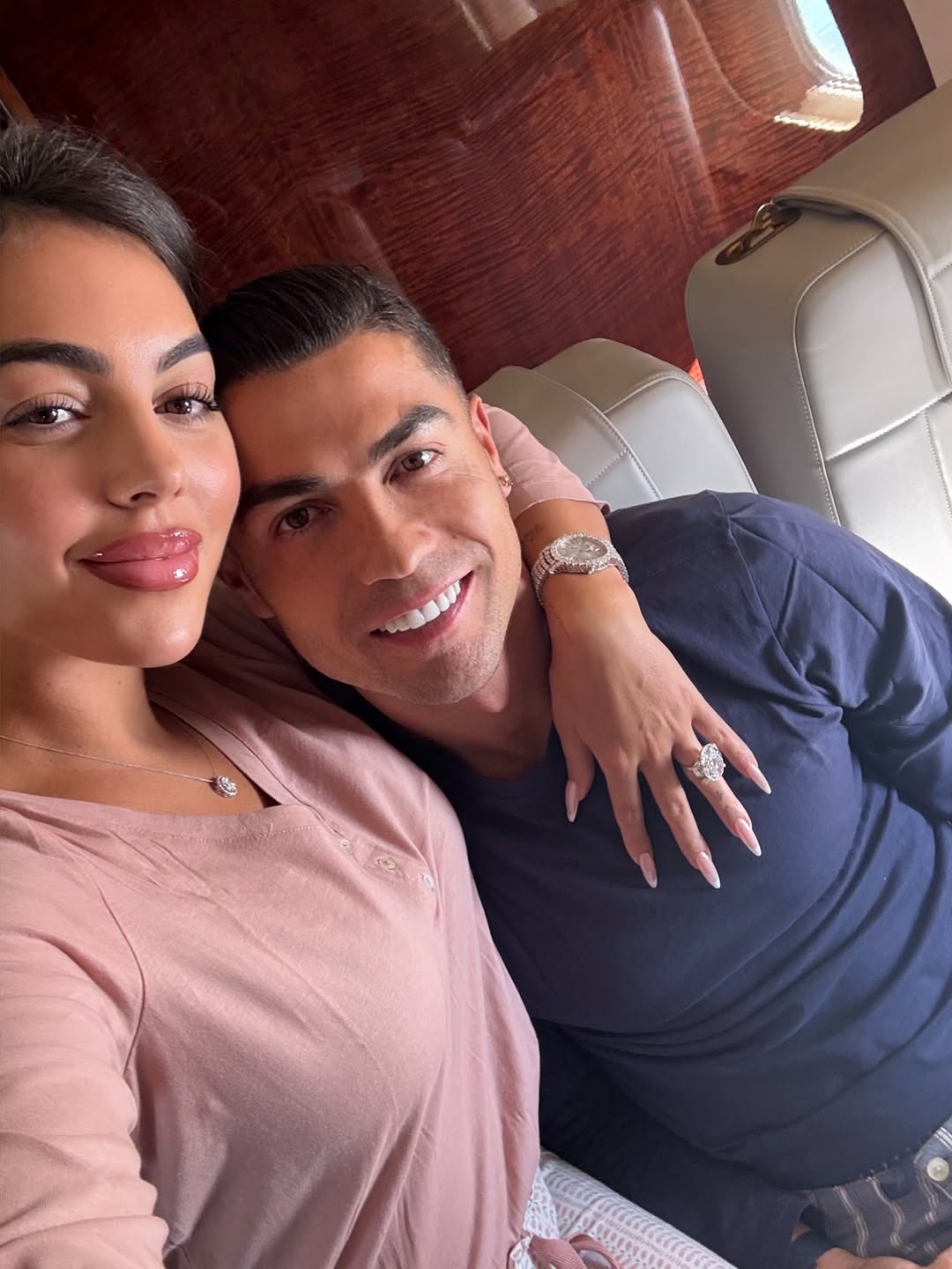 Ronaldo lộ diện bên bạn gái, chiếc nhẫn kim cương đắt đỏ lấp lánh chiếm trọn 