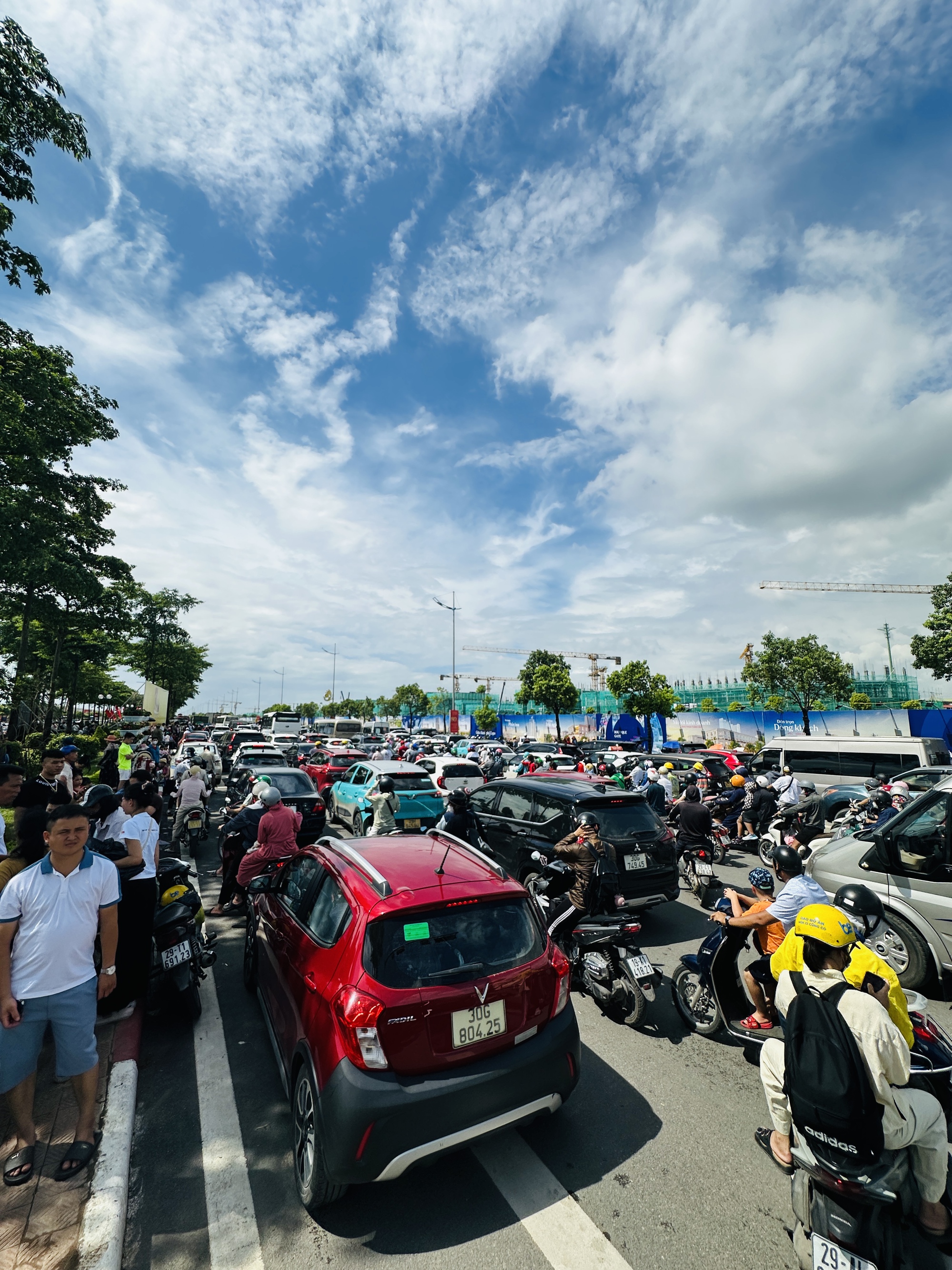 Cảnh tượng mới nhất tại Trung tâm triển lãm quốc gia: Người đông kín lối, xếp hàng dài chờ thử các trải nghiệm- Ảnh 2.