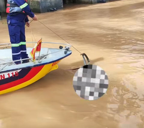 40 tiếng đồng hồ thả lưỡi câu tìm thấy nam thanh niên trượt chân xuống cảng cửa biển ở Hưng Yên- Ảnh 2.