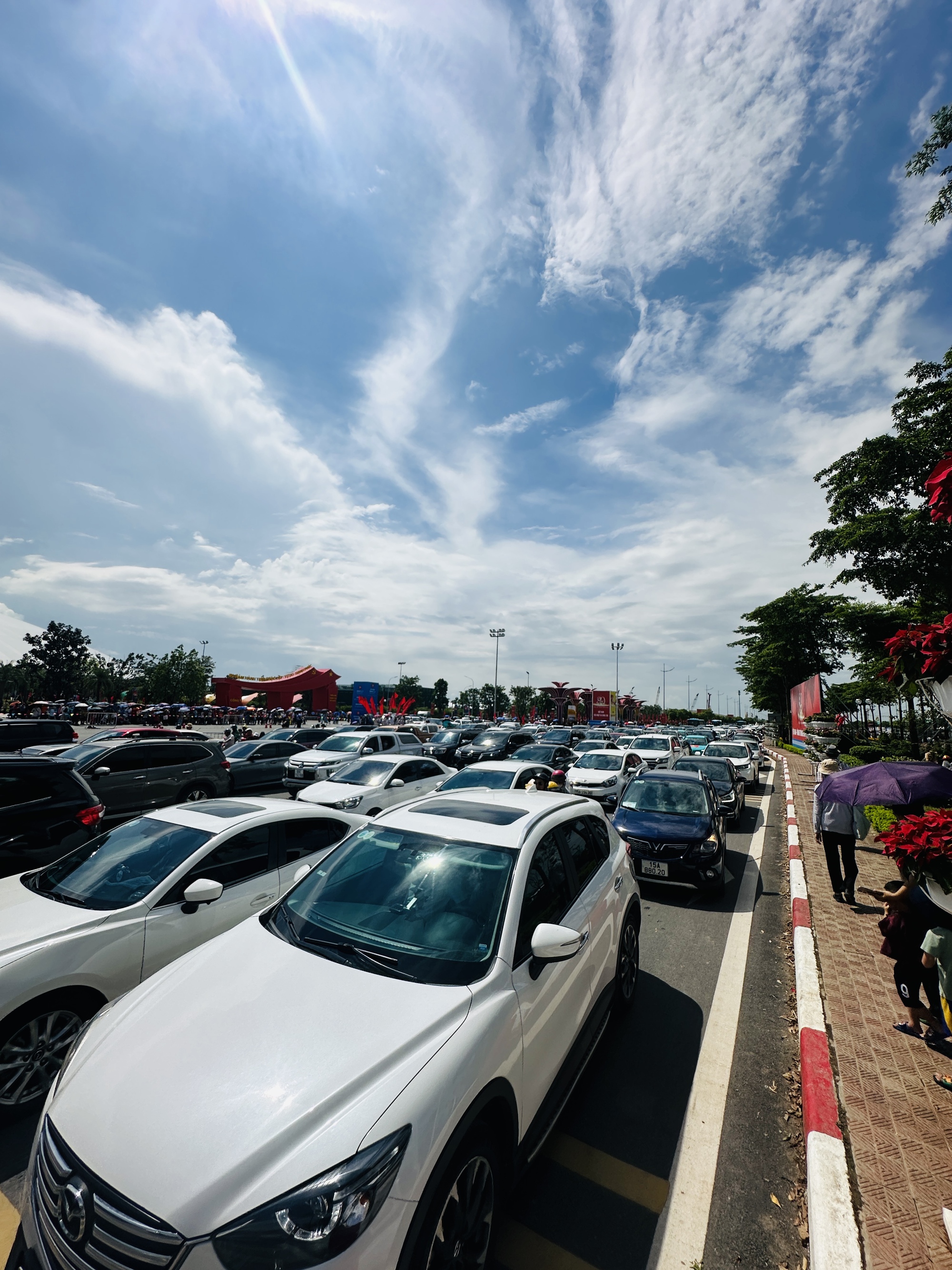 Cảnh tượng mới nhất tại Trung tâm triển lãm quốc gia: Người đông kín lối, xếp hàng dài chờ thử các trải nghiệm- Ảnh 3.
