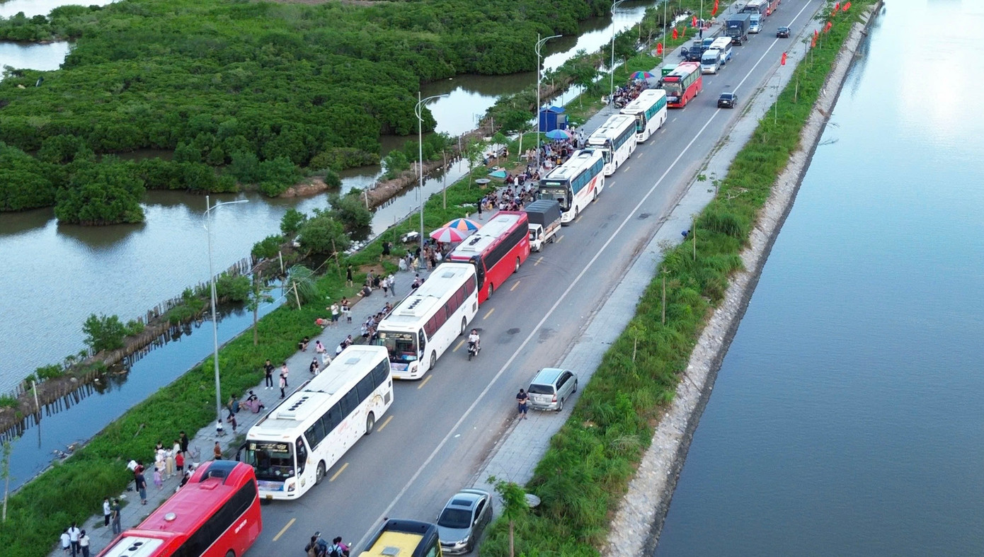Hàng trăm khách du lịch mắc kẹt trên đảo Cát Bà- Ảnh 2.