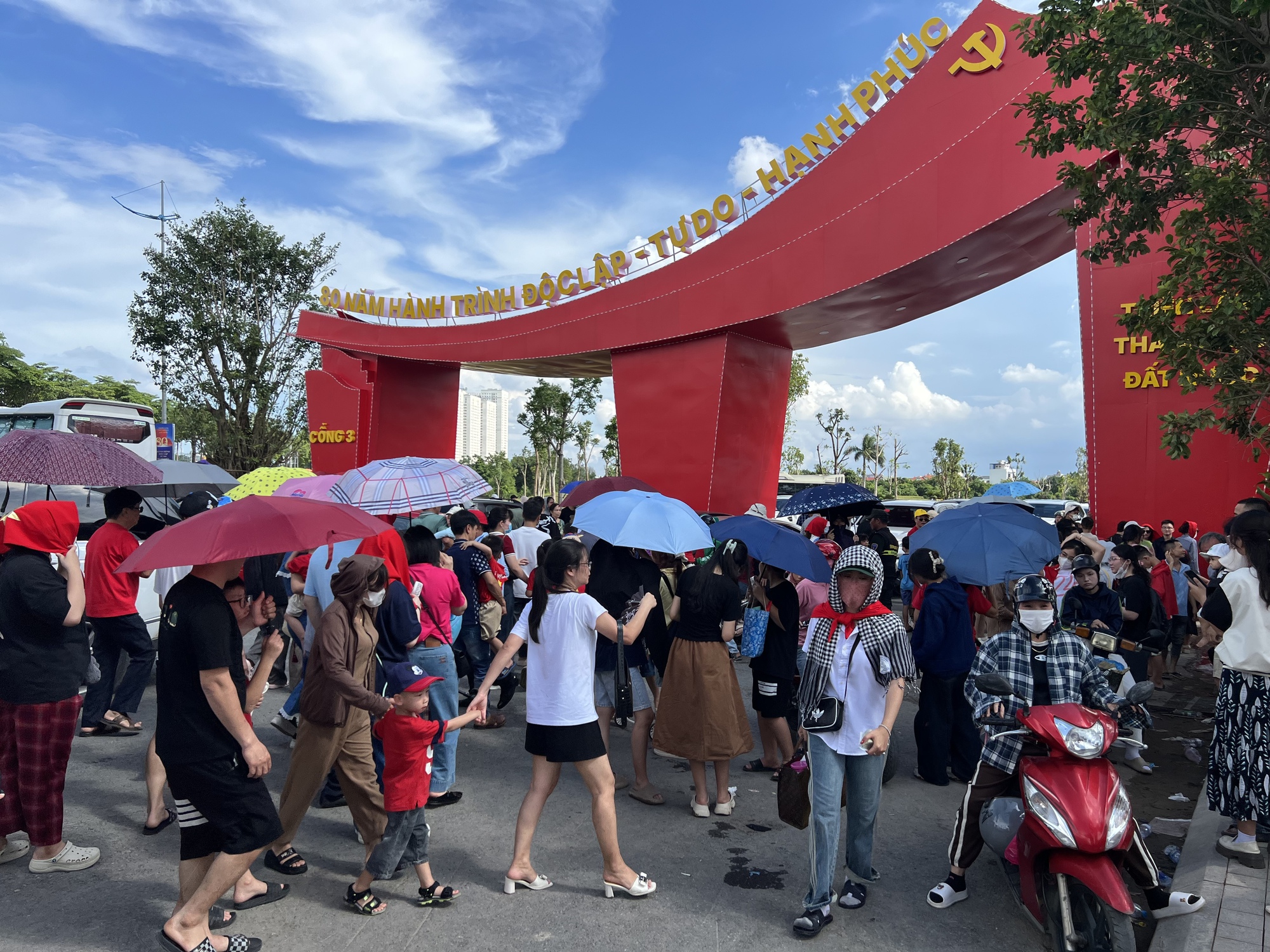 Cảnh tượng mới nhất tại Trung tâm triển lãm quốc gia: Người đông kín lối, xếp hàng dài chờ thử các trải nghiệm- Ảnh 4.