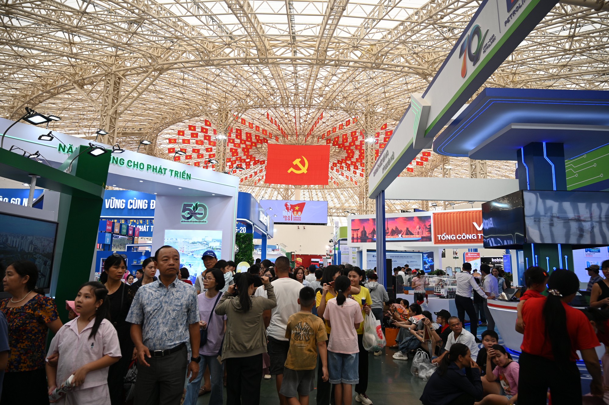 Cảnh tượng mới nhất tại Trung tâm triển lãm quốc gia: Người đông kín lối, xếp hàng dài chờ thử các trải nghiệm- Ảnh 5.