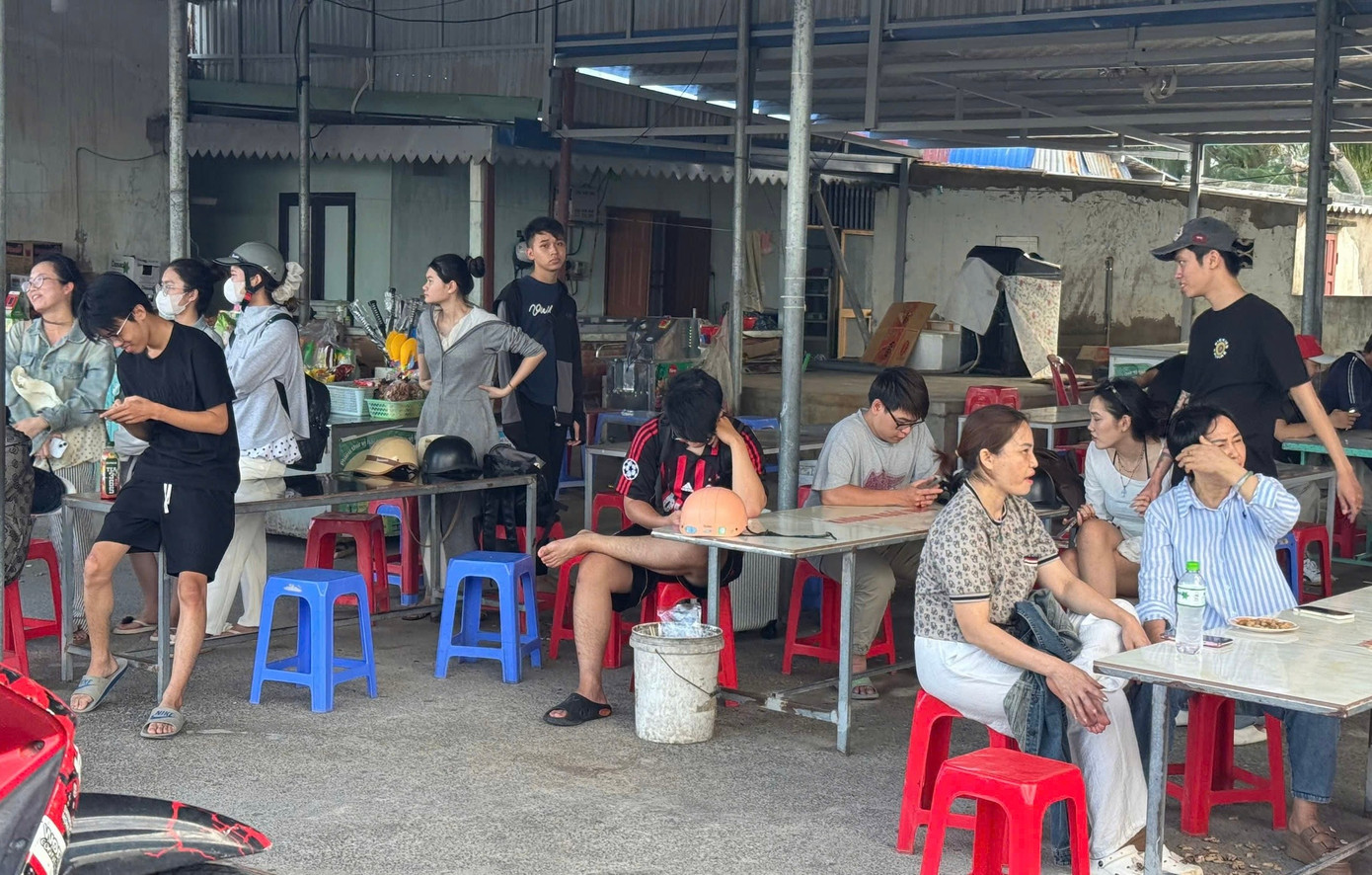 Hàng trăm khách du lịch mắc kẹt trên đảo Cát Bà- Ảnh 11.