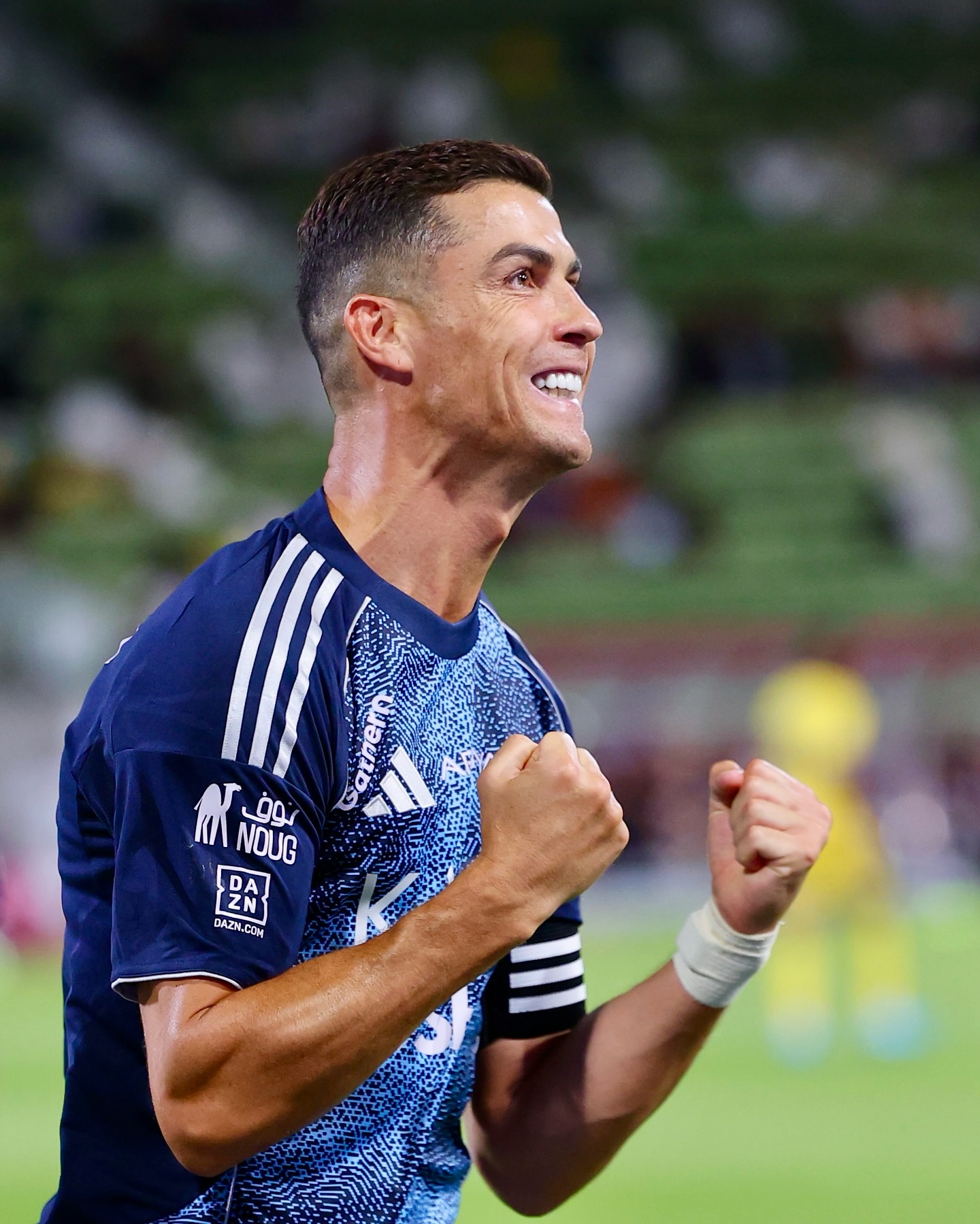 Ronaldo lộ diện bên bạn gái, chiếc nhẫn kim cương đắt đỏ lấp lánh chiếm trọn 