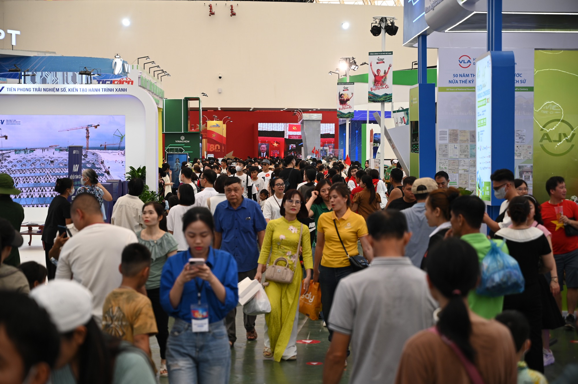 Cảnh tượng mới nhất tại Trung tâm triển lãm quốc gia: Người đông kín lối, xếp hàng dài chờ thử các trải nghiệm- Ảnh 7.