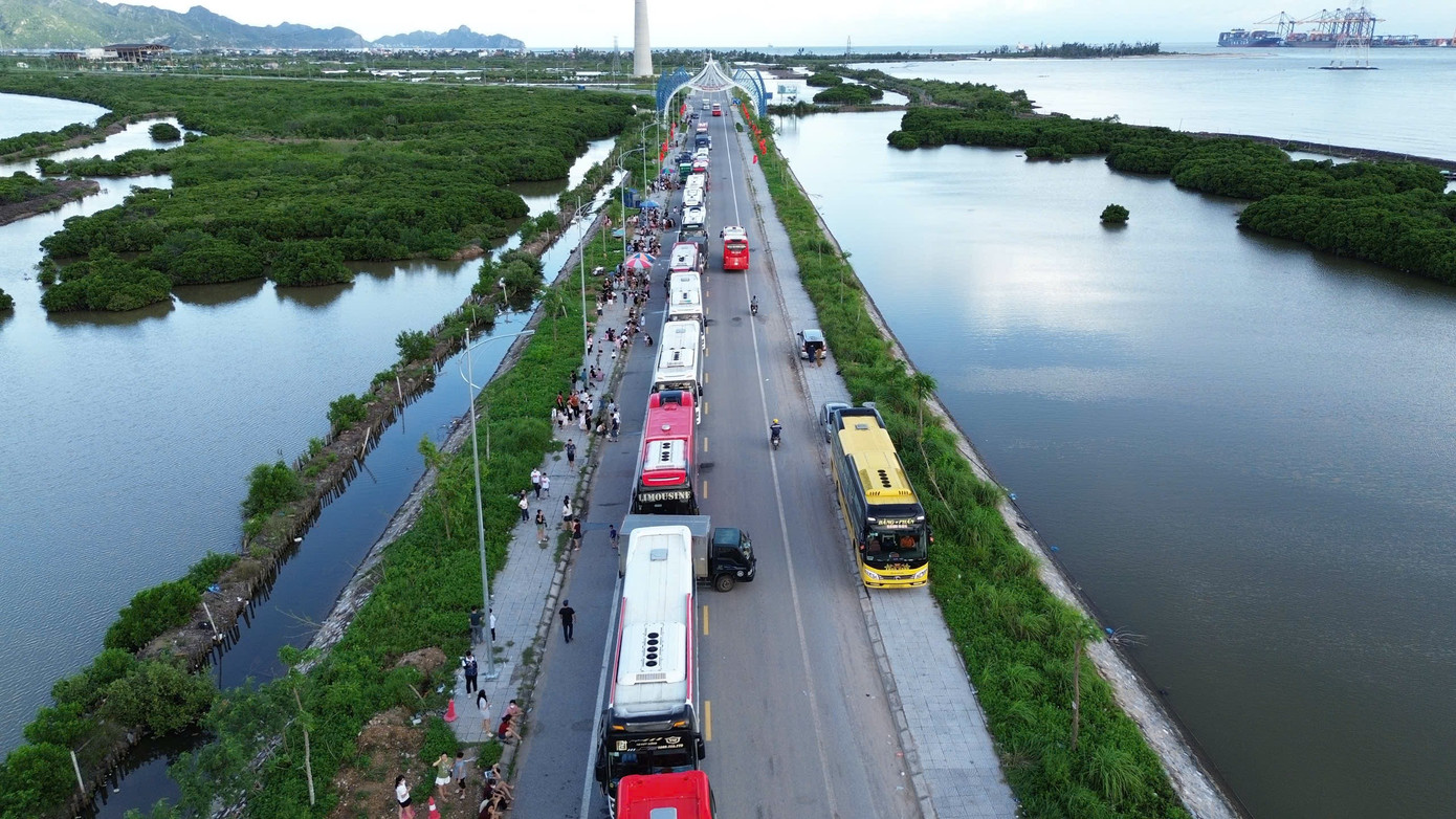 Hàng trăm khách du lịch mắc kẹt trên đảo Cát Bà- Ảnh 1.