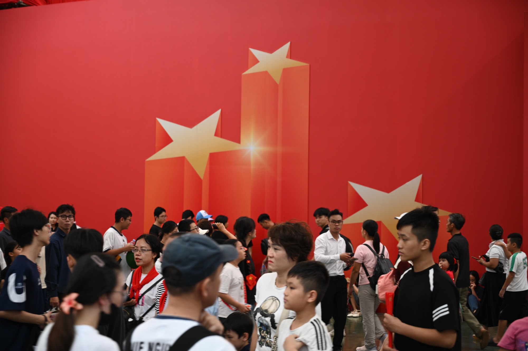 Cảnh tượng mới nhất tại Trung tâm triển lãm quốc gia: Người đông kín lối, xếp hàng dài chờ thử các trải nghiệm- Ảnh 8.