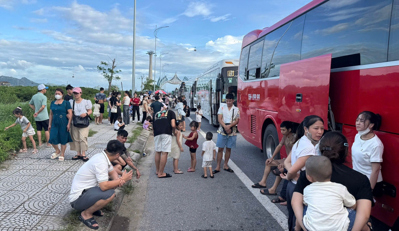 Hàng trăm khách du lịch mắc kẹt trên đảo Cát Bà- Ảnh 5.