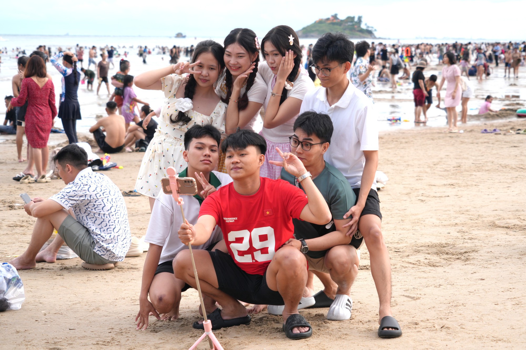 Biển Vũng Tàu kín đặc du khách- Ảnh 3.