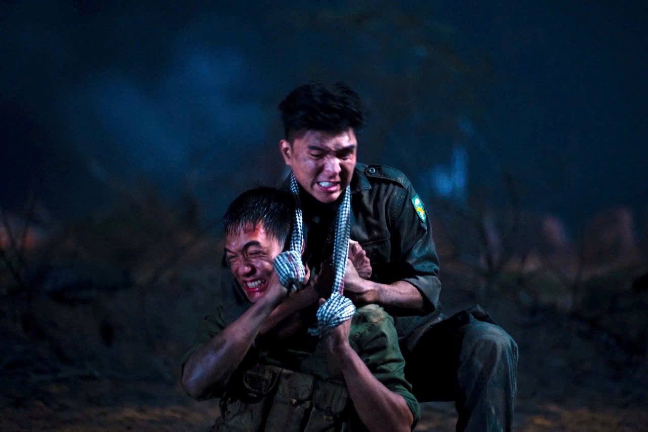 Bật mí ý nghĩa chiếc khăn rằn trong phim Mưa Đỏ- Ảnh 1. Bật mí ý nghĩa chiếc khăn rằn trong phim Mưa Đỏ- Ảnh 1.