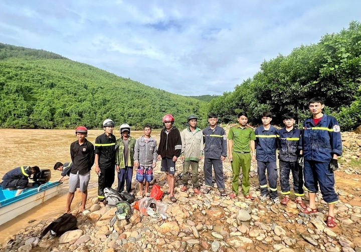 Cứu 11 người bị mắc kẹt 2 ngày trong rừng do mưa lũ- Ảnh 2. Cứu 11 người bị mắc kẹt 2 ngày trong rừng do mưa lũ- Ảnh 2.