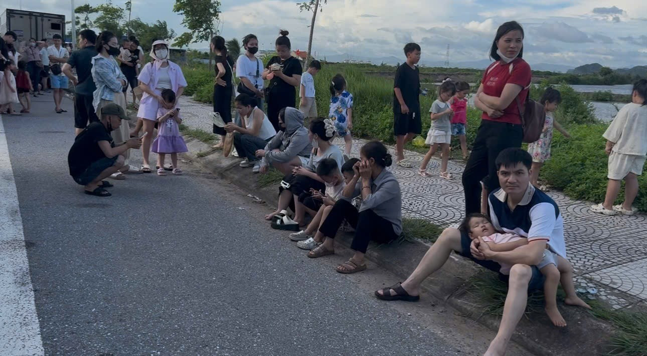 Hàng trăm khách du lịch mắc kẹt trên đảo Cát Bà- Ảnh 10.