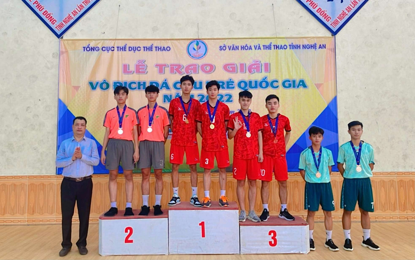 Người ăn rắn trong Mưa đỏ: Ngoài đời giao diện 