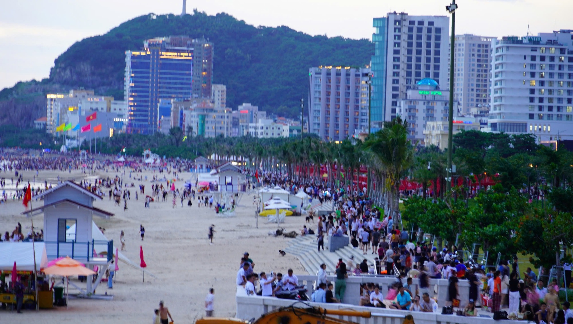 Biển Vũng Tàu kín đặc du khách- Ảnh 5.