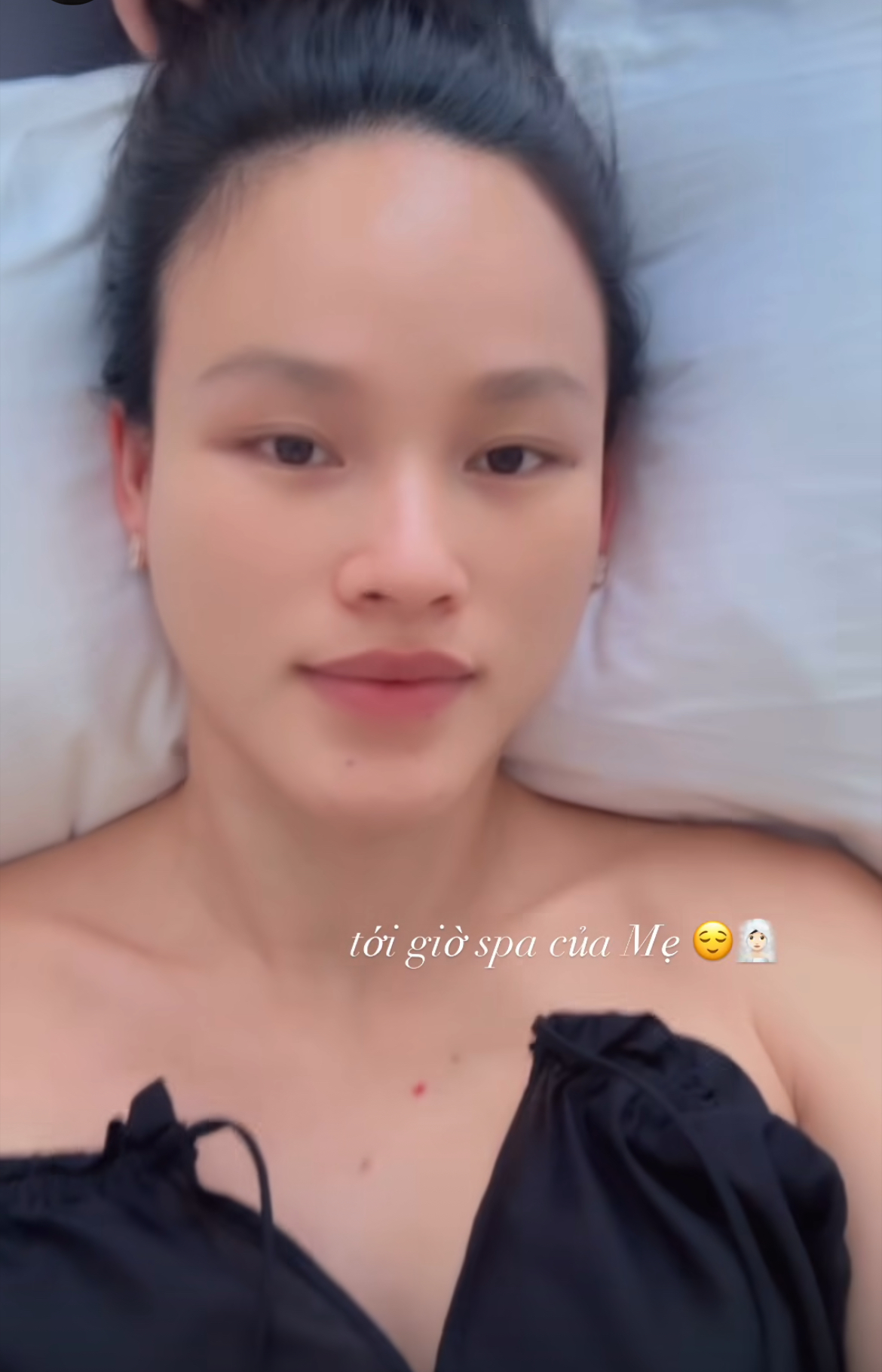 Mỹ nhân Việt vừa sinh con: Lộ nhan sắc 0% son phấn, được chồng chi tiền khủng để ở cữ- Ảnh 2. Mỹ nhân Việt vừa sinh con: Lộ nhan sắc 0% son phấn, được chồng chi tiền khủng để ở cữ- Ảnh 2.