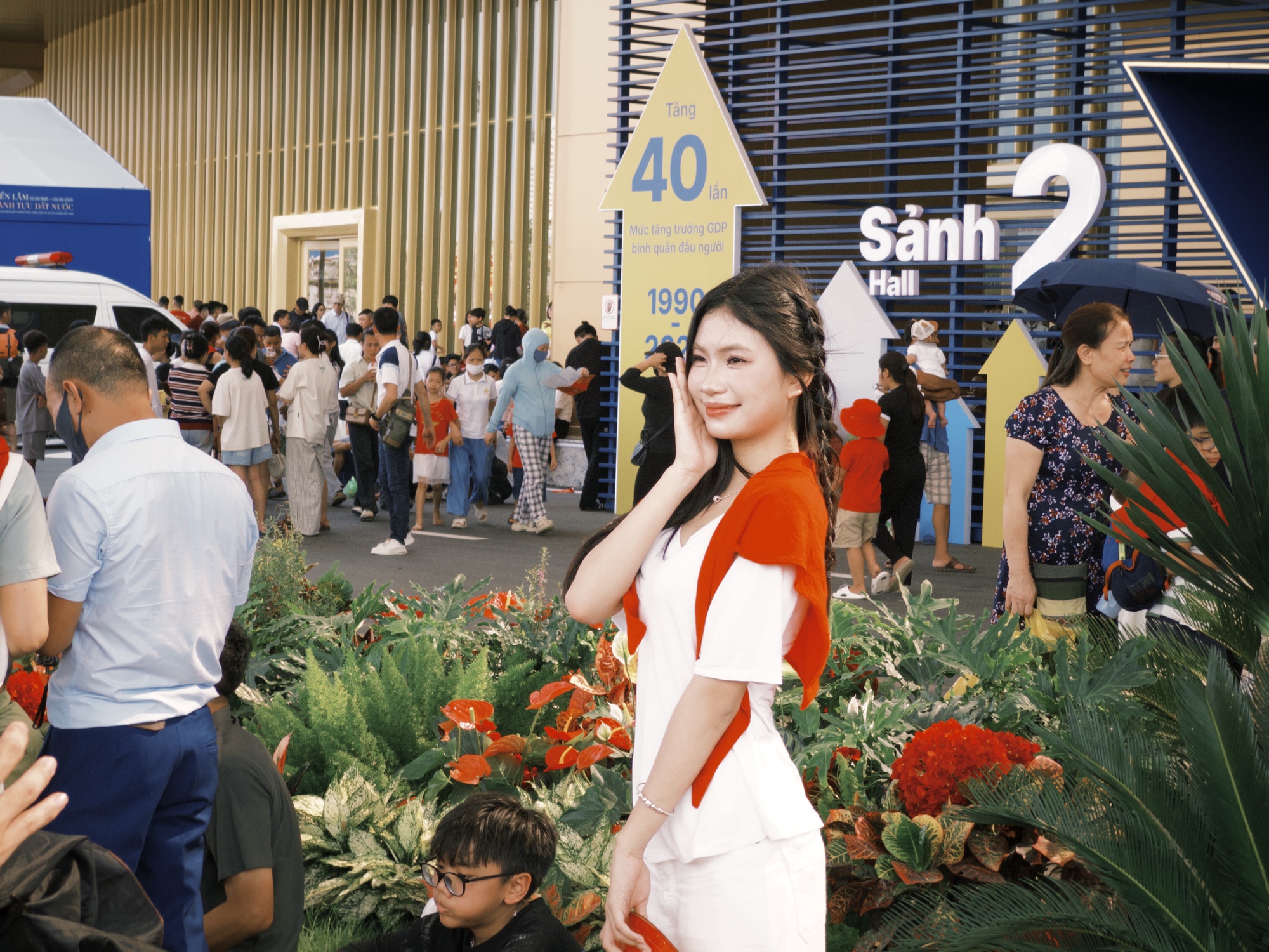 Gia đình 29 người ở Hà Nội đi hơn 9 tiếng để đến triển lãm hot nhất hiện tại: "Biết là rất đông nhưng..."- Ảnh 4.