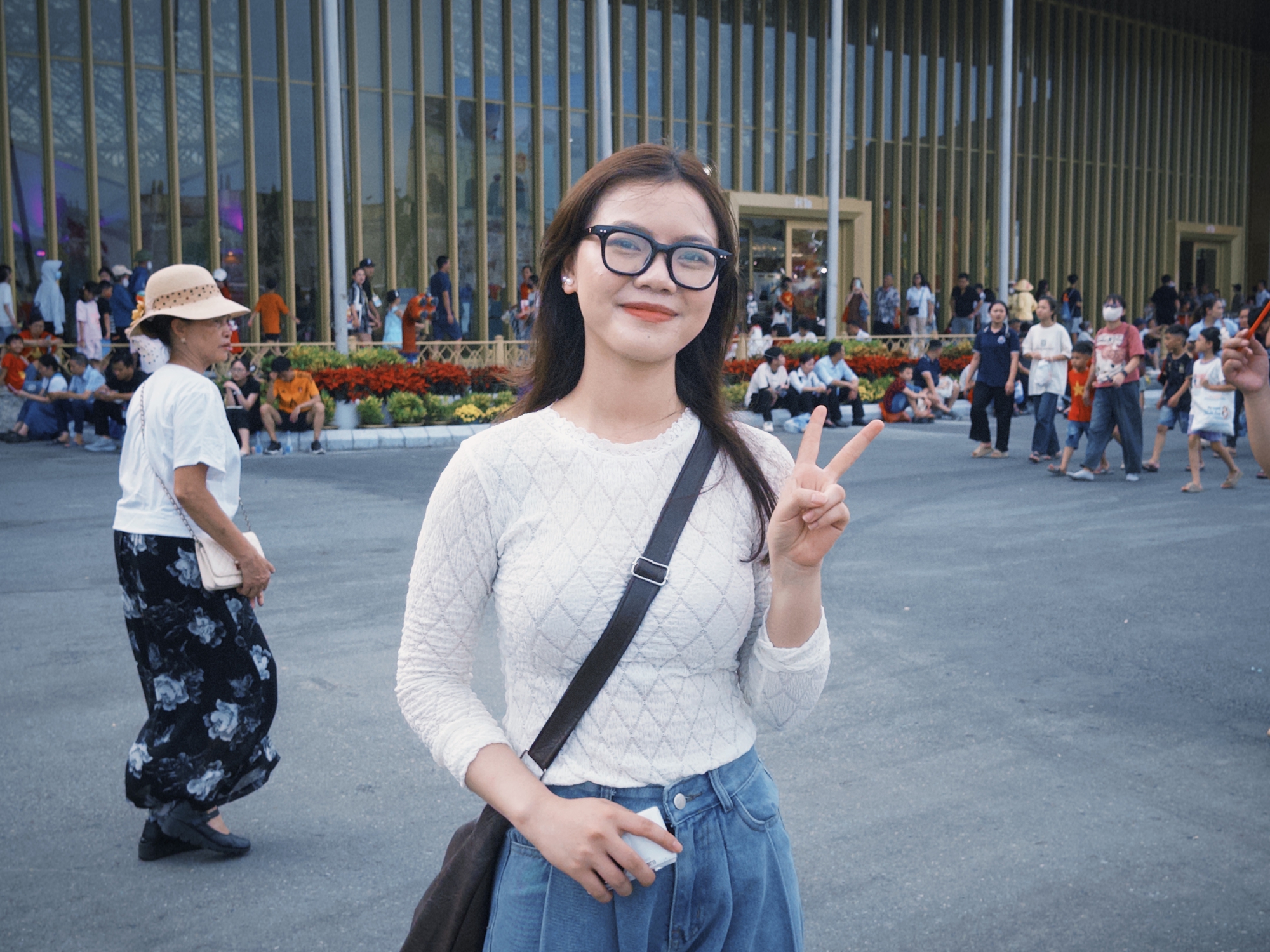Gia đình 29 người ở Hà Nội đi hơn 9 tiếng để đến triển lãm hot nhất hiện tại: "Biết là rất đông nhưng..."- Ảnh 2.