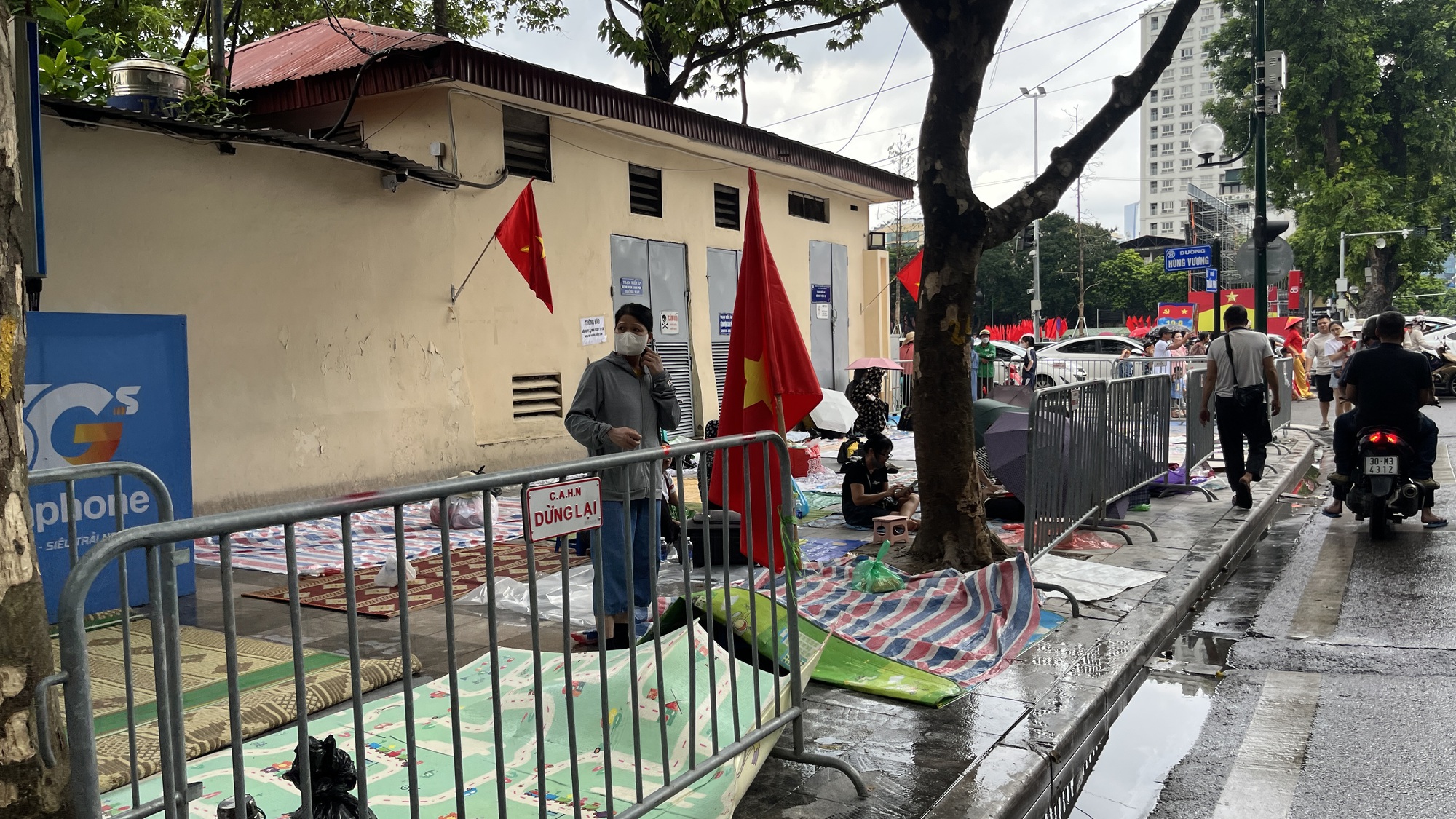 36 tiếng trước lễ diễu binh 2/9: Mẹ bầu 7 tháng mang cả sắt - canxi - DHA "đu concert", dân tình đổ bộ trung tâm Hà Nội giữ chỗ xuyên mưa nắng- Ảnh 1. 36 tiếng trước lễ diễu binh 2/9: Mẹ bầu 7 tháng mang cả sắt - canxi - DHA "đu concert", dân tình đổ bộ trung tâm Hà Nội giữ chỗ xuyên mưa nắng- Ảnh 1.