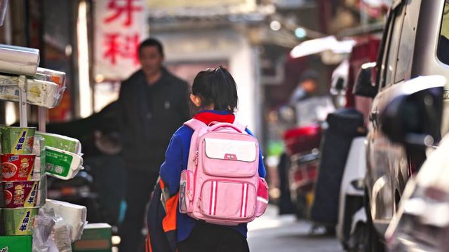 Cô bé 12 tuổi lén bán nhẫn vàng của mẹ, chủ tiệm soi kỹ rồi cười khẩy: "Trẻ con đừng đùa!", phản ứng của phụ huynh gây bất ngờ- Ảnh 2.