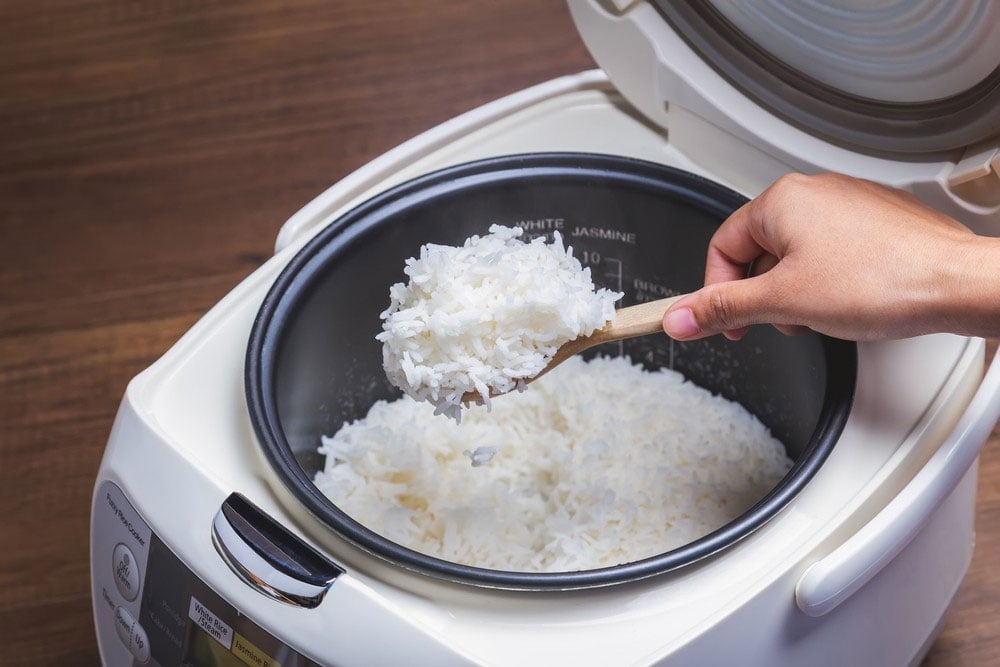 Nấu cơm xong nên mở hay đóng nắp nồi cơm điện? Thì ra bấy lâu rất nhiều người hiểu sai- Ảnh 1.