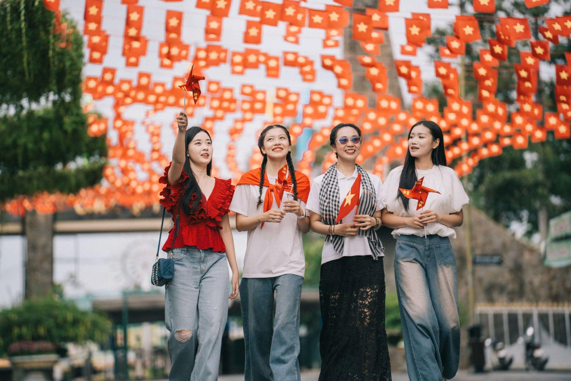 Núi Bà Đen nhuộm đỏ sắc cờ, hút hàng ngàn du khách đến tham dự chợ lá kỷ lục và triển lãm lịch sử- Ảnh 1.