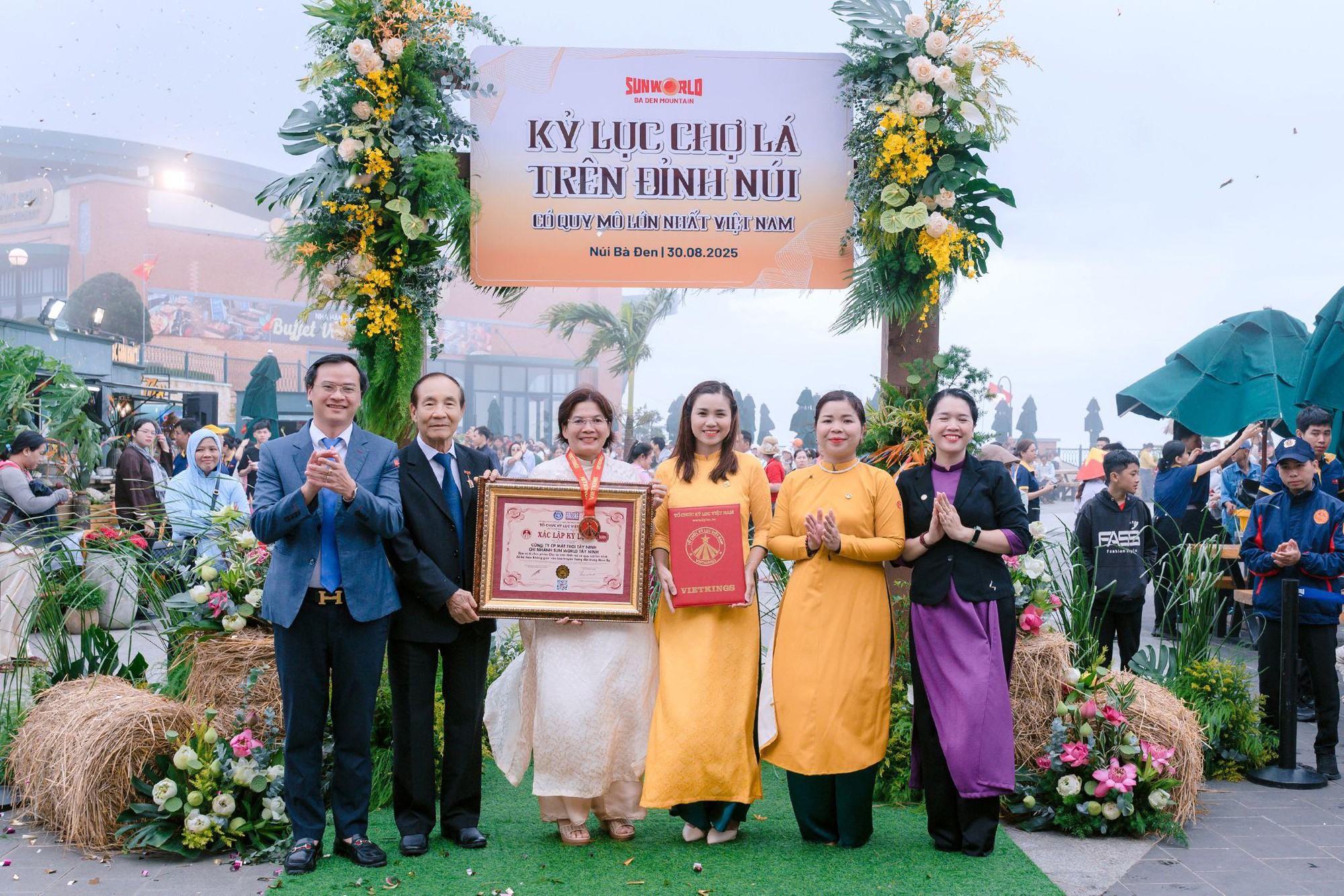 Núi Bà Đen nhuộm đỏ sắc cờ, hút hàng ngàn du khách đến tham dự chợ lá kỷ lục và triển lãm lịch sử- Ảnh 2.