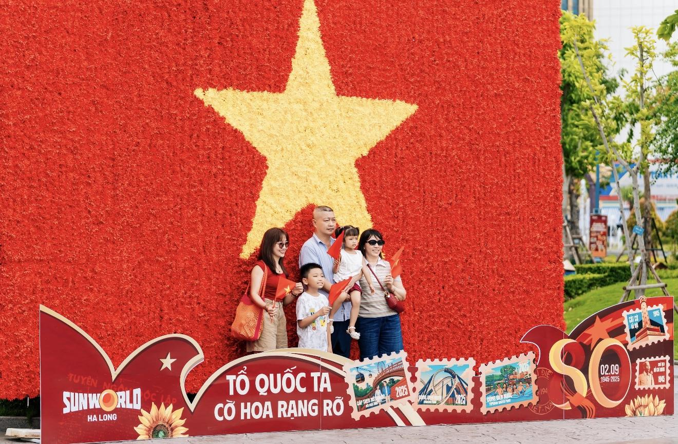 Du khách đổ về Bãi Cháy ngắm pháo hoa, ‘săn’ khoảnh khắc rực rỡ cờ hoa dịp lễ 2/9- Ảnh 2.