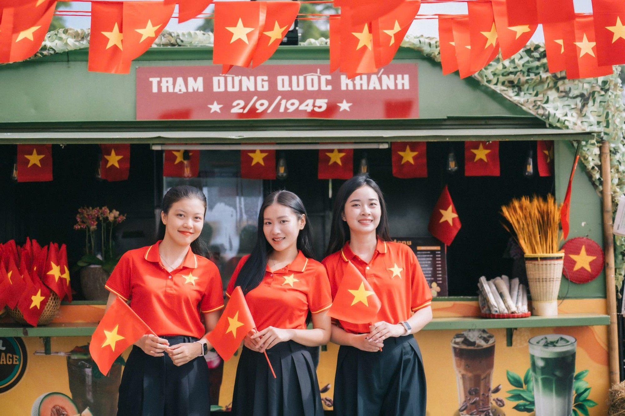 Núi Bà Đen nhuộm đỏ sắc cờ, hút hàng ngàn du khách đến tham dự chợ lá kỷ lục và triển lãm lịch sử- Ảnh 11.