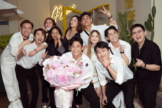 4 màn cầu hôn độc lạ nhất Vbiz: Người chi 3 tỷ đồng, người 