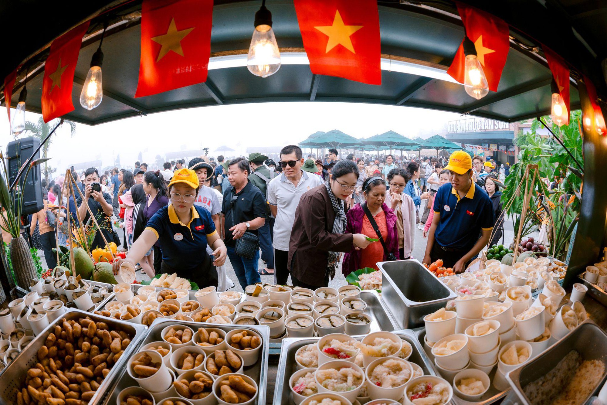 Núi Bà Đen nhuộm đỏ sắc cờ, hút hàng ngàn du khách đến tham dự chợ lá kỷ lục và triển lãm lịch sử- Ảnh 3.
