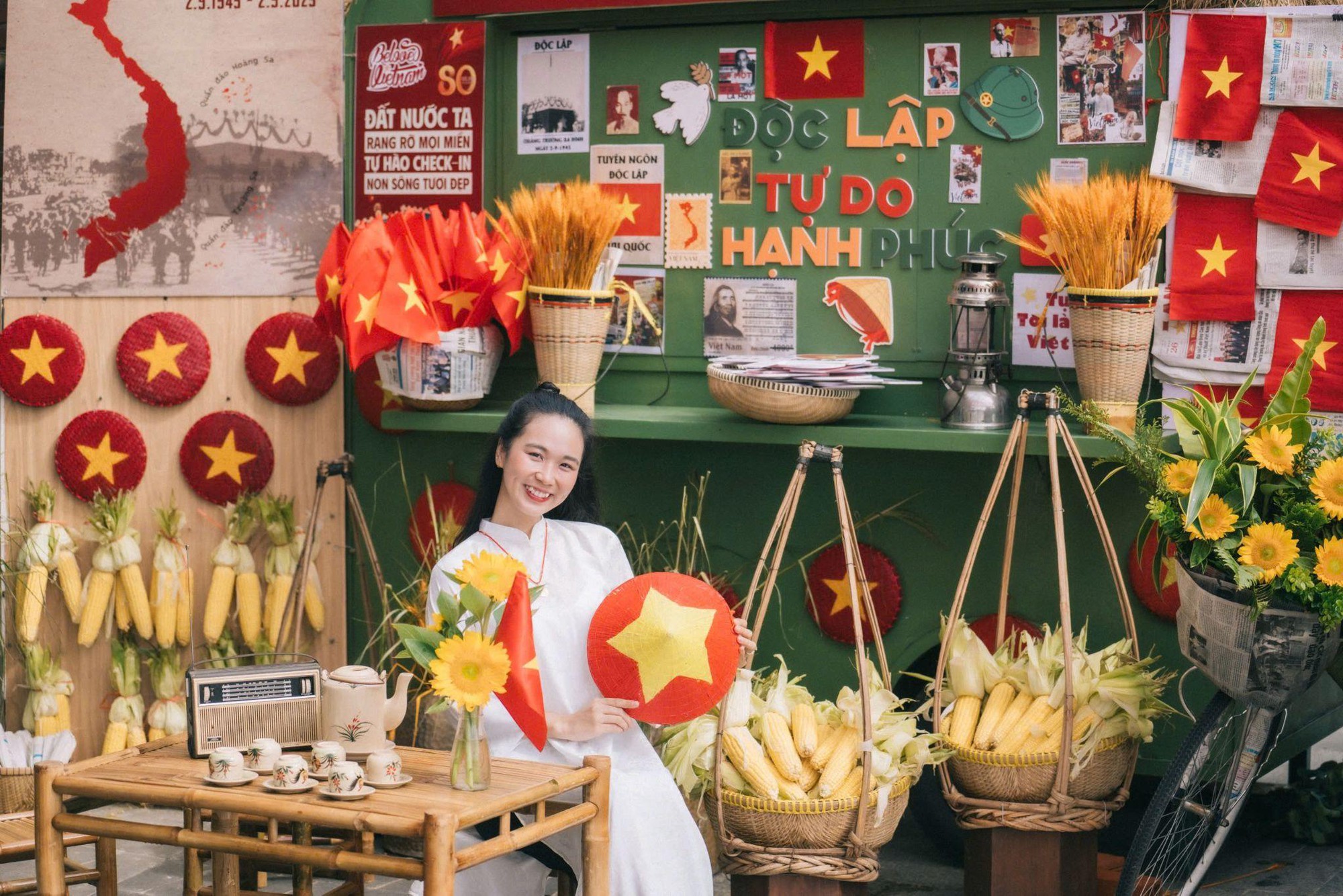 Núi Bà Đen nhuộm đỏ sắc cờ, hút hàng ngàn du khách đến tham dự chợ lá kỷ lục và triển lãm lịch sử- Ảnh 4.