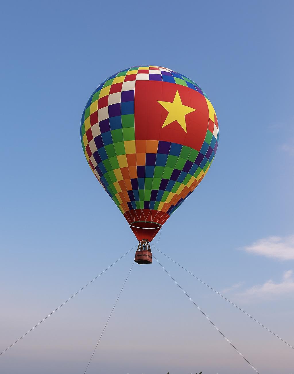 Du khách đổ về Bãi Cháy ngắm pháo hoa, ‘săn’ khoảnh khắc rực rỡ cờ hoa dịp lễ 2/9- Ảnh 8.