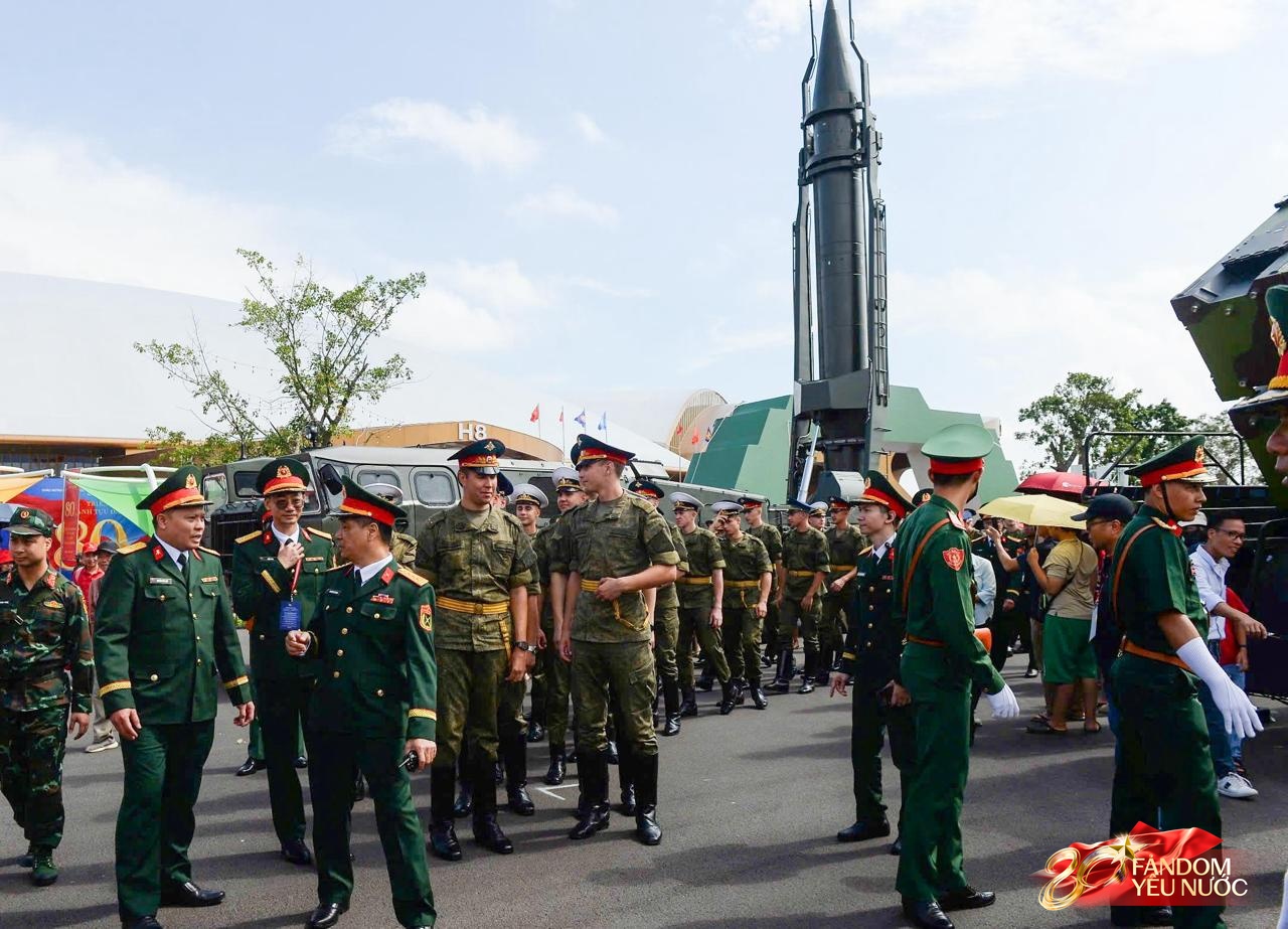 Hot nhất tại Trung tâm Triển lãm quốc gia hôm nay: Quân nhân Nga, Lào, Campuchia bất ngờ xuất hiện trong sự chào đón của người dân- Ảnh 11.