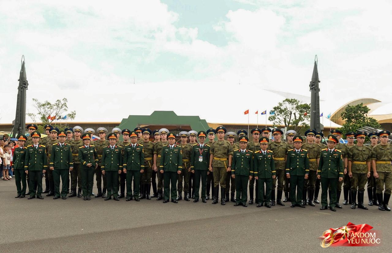 Hot nhất tại Trung tâm Triển lãm quốc gia hôm nay: Quân nhân Nga, Lào, Campuchia bất ngờ xuất hiện trong sự chào đón của người dân- Ảnh 3.