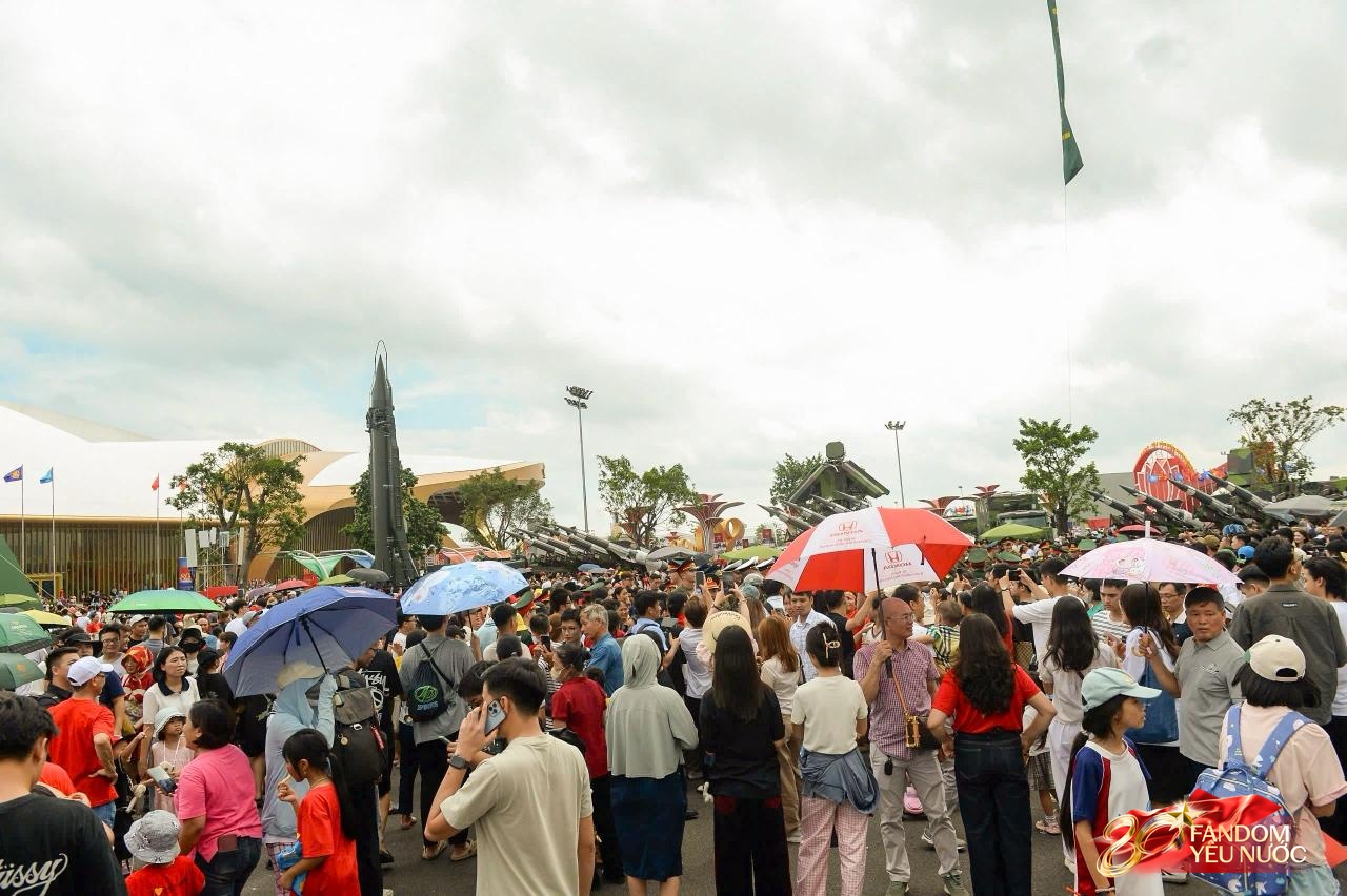 Hot nhất tại Trung tâm Triển lãm quốc gia hôm nay: Quân nhân Nga, Lào, Campuchia bất ngờ xuất hiện trong sự chào đón của người dân- Ảnh 5.